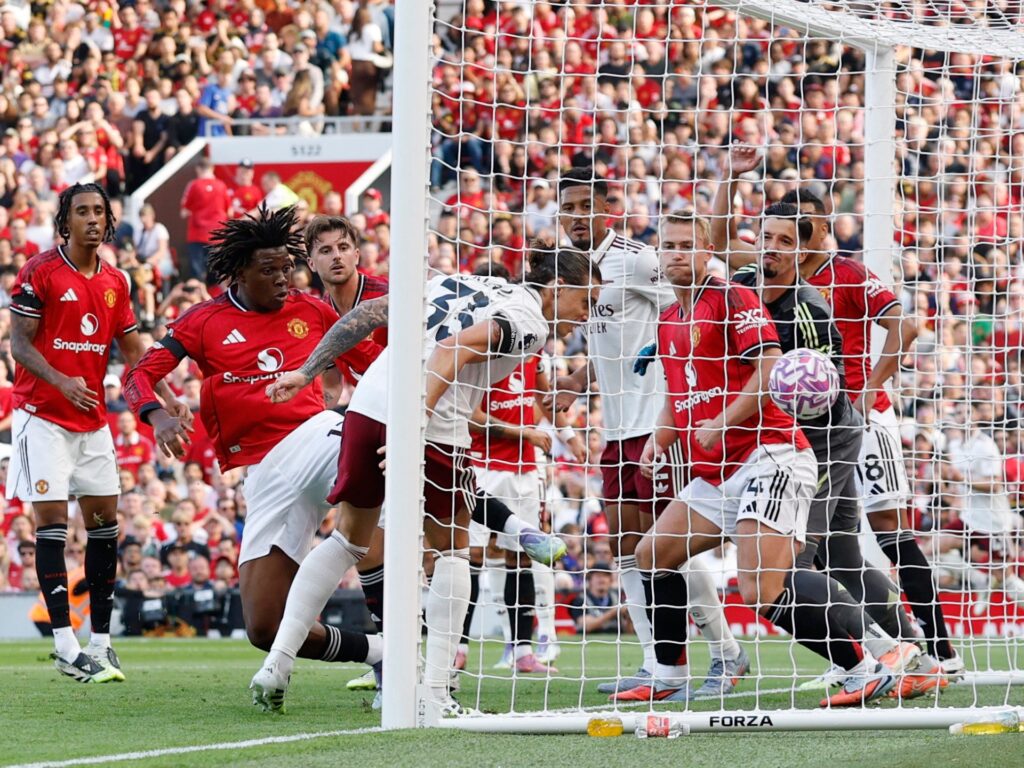 Arsenal capitalise on Bayindir error to win 1-0 at Manchester United | Football News