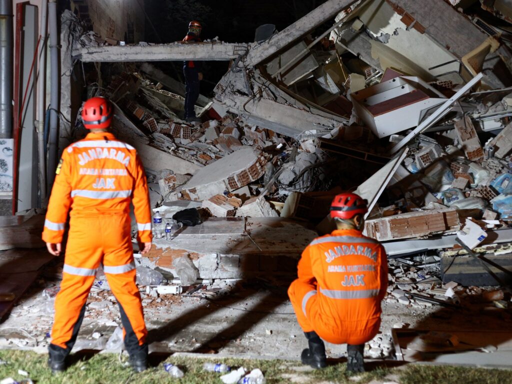 Magnitude 6.1 earthquake hits western Turkiye, killing one | Earthquakes News