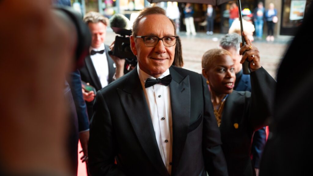 Kevin Spacey Dedicates Lifetime Achievement Award to Val Kilmer