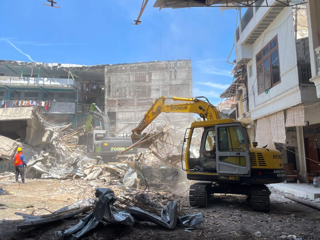 Death toll from Indonesia school collapse rises to 14 as more victims found | Infrastructure News