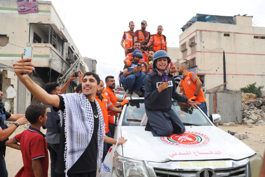 Video: Gaza emergency workers celebrate after ceasefire deal announcement | Gaza